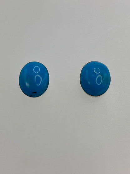 Detalle de los aretes mostrando la turquesa azul y el engaste a mano en plata 950