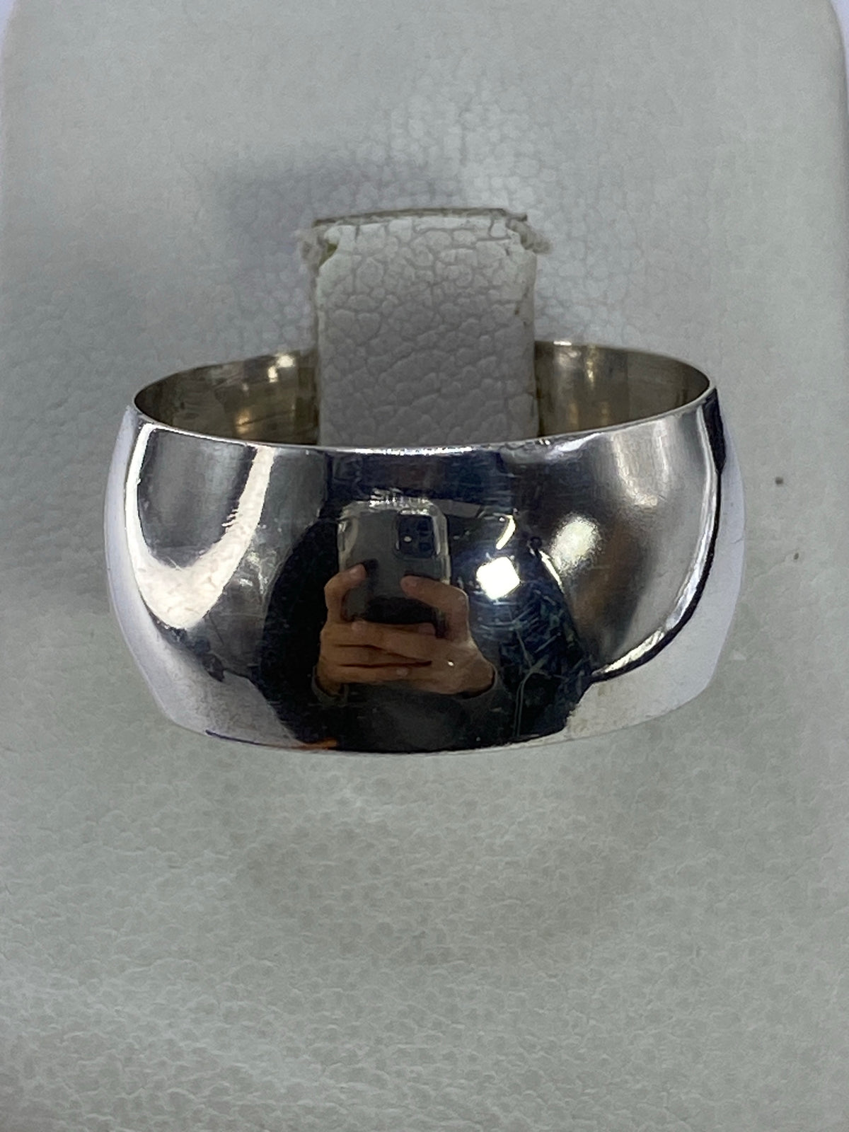 Anillo de plata 925 banda lisa pulida visto desde arriba sobre fondo blanco