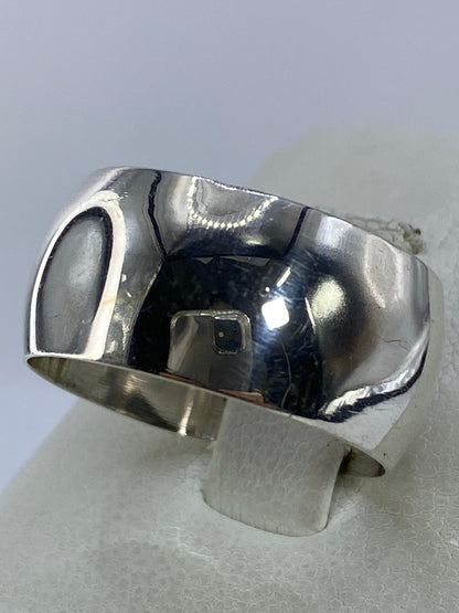 Anillo de plata banda lisa en la mano mostrando el brillo espejo del pulido