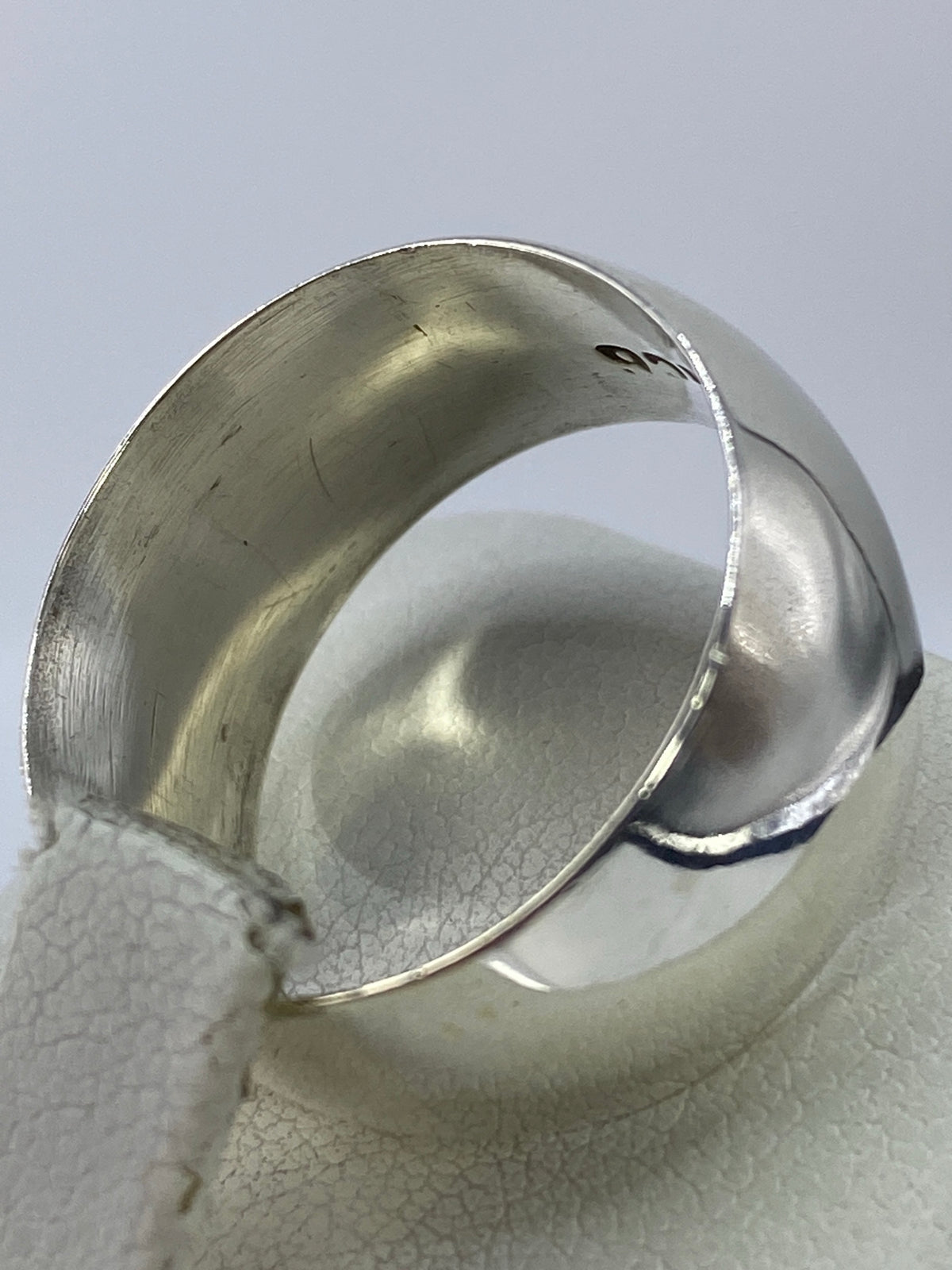 Detalle del interior del anillo con el sello 925 grabado