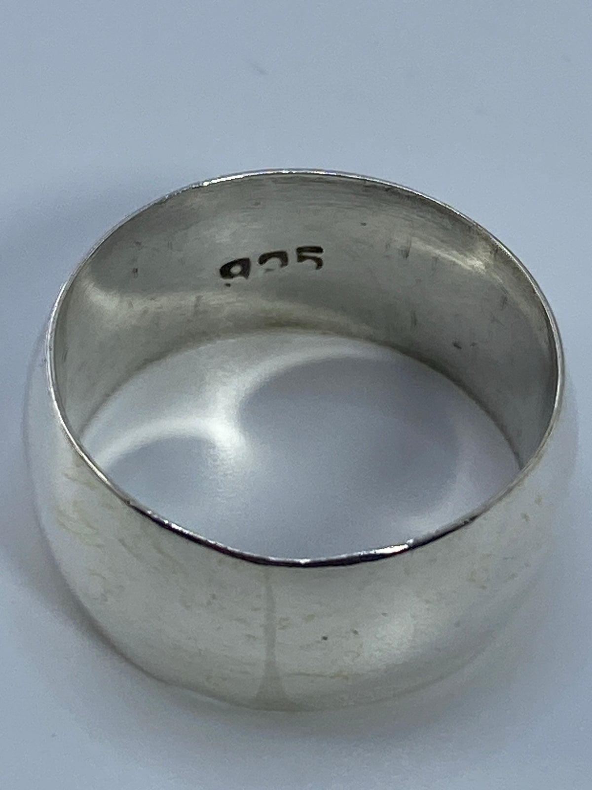 Anillo de plata minimalista visto de perfil mostrando el grosor uniforme de la banda