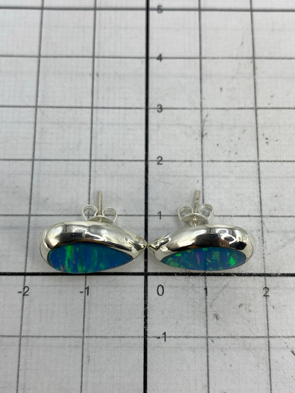 Reverso de los aretes en plata pulida con marca del Quinto 925