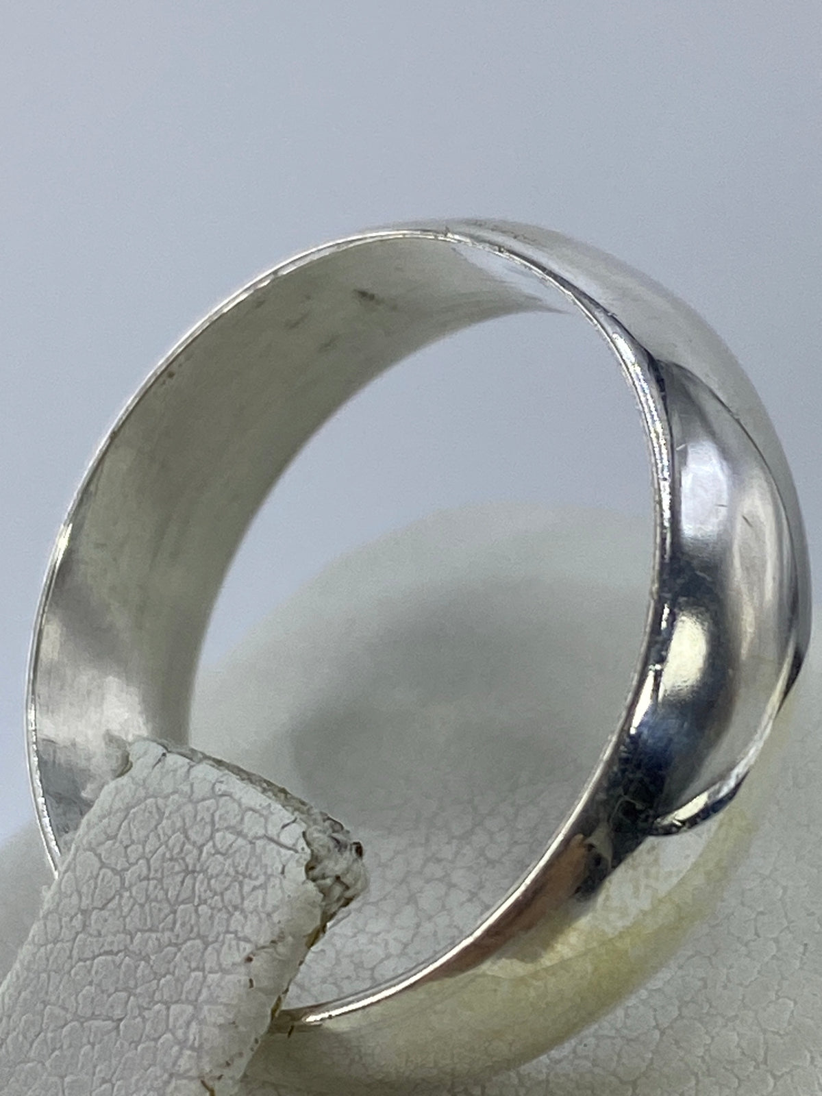 Detalle lateral del anillo mostrando el pulido y acabado espejo