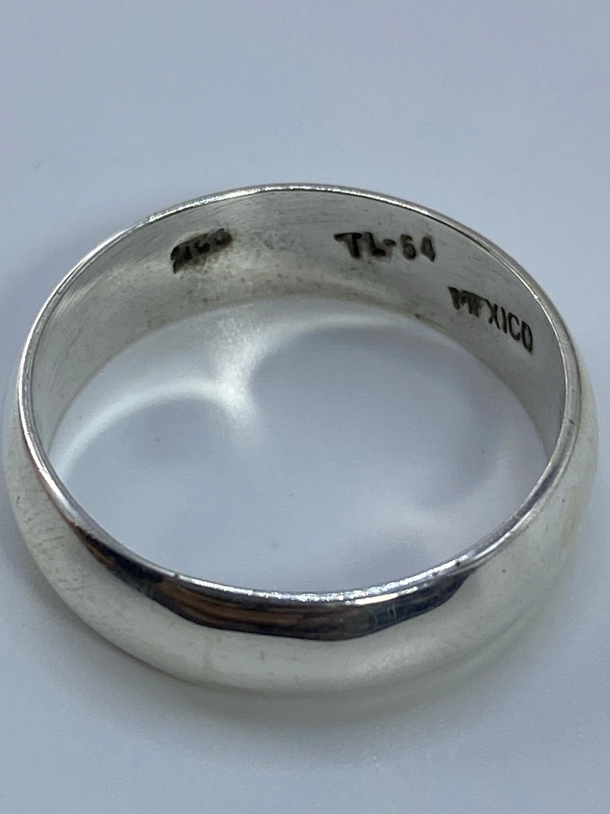 Anillo en la báscula mostrando 5.14 gramos, con etiqueta de SKU 007935