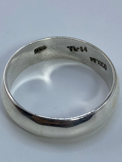 Anillo en la báscula mostrando 5.14 gramos, con etiqueta de SKU 007935