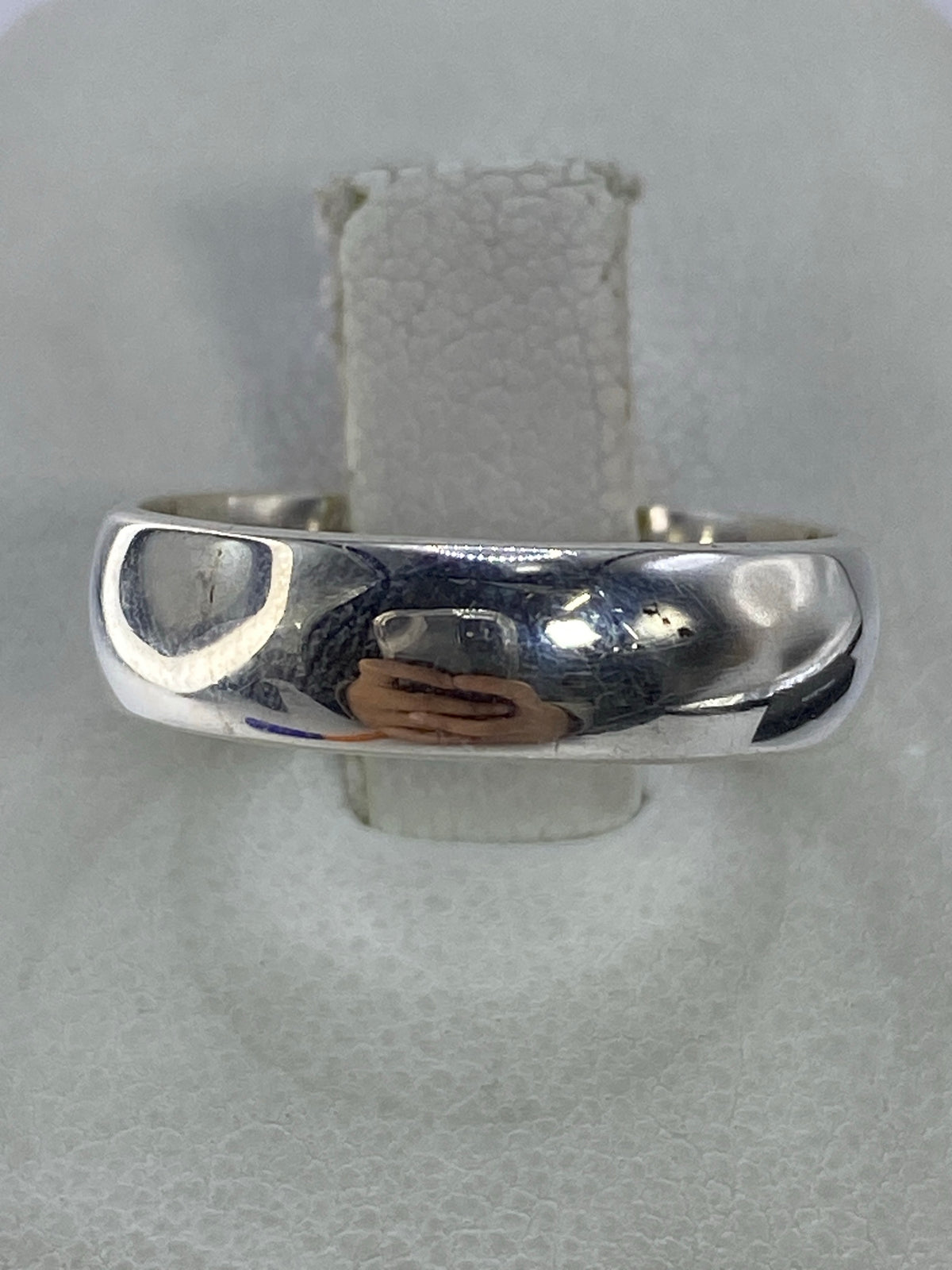 Anillo de plata 925 pulido, banda lisa minimalista en dedo de mujer