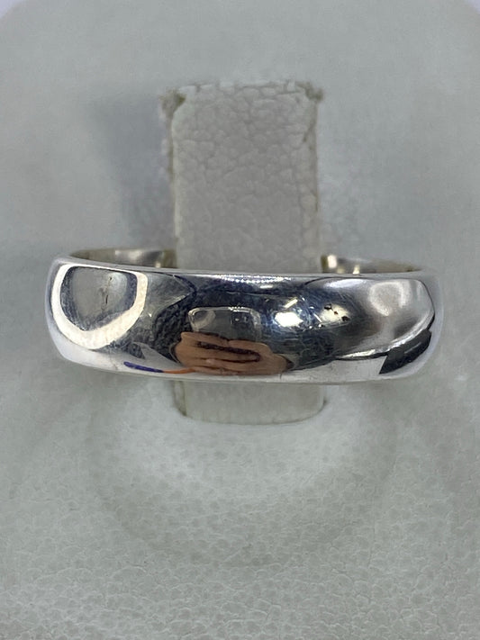 Anillo de plata 925 pulido, banda lisa minimalista en dedo de mujer