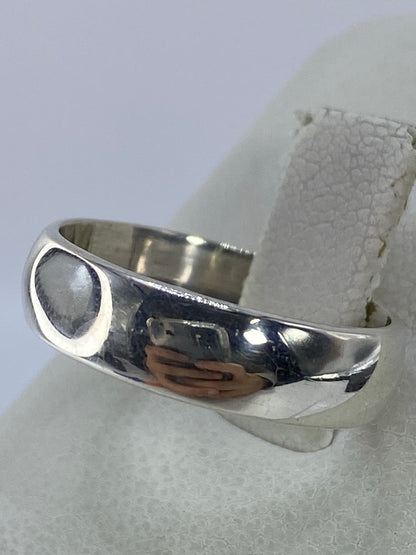 Vista frontal del anillo de plata pura brillante sobre fondo blanco