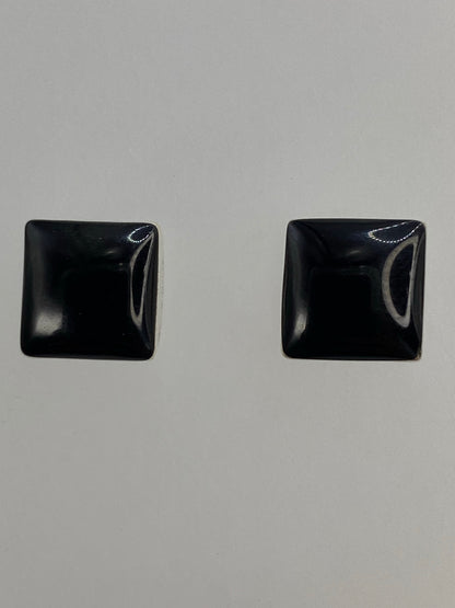 Los dos aretes juntos con los postes de plata y tuercas de seguridad visibles