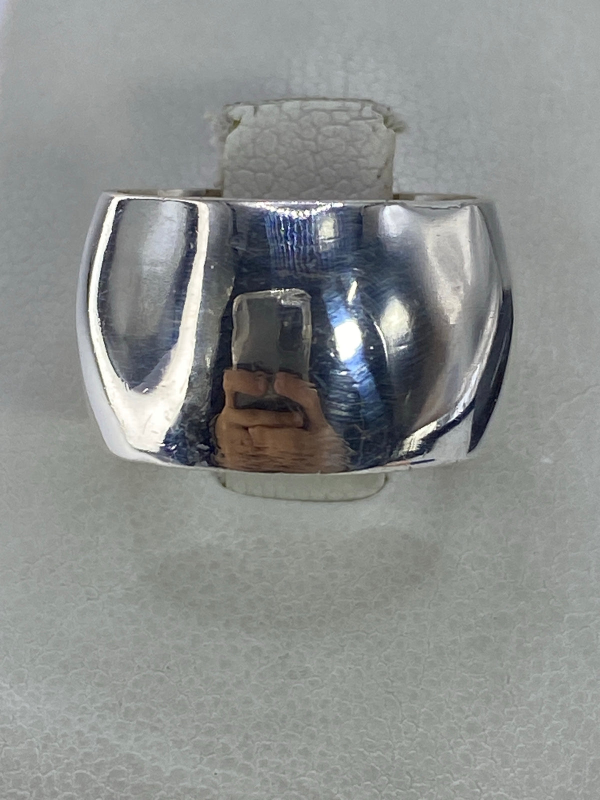 Anillo de plata 925 banda pulida, vista frontal sobre fondo gris