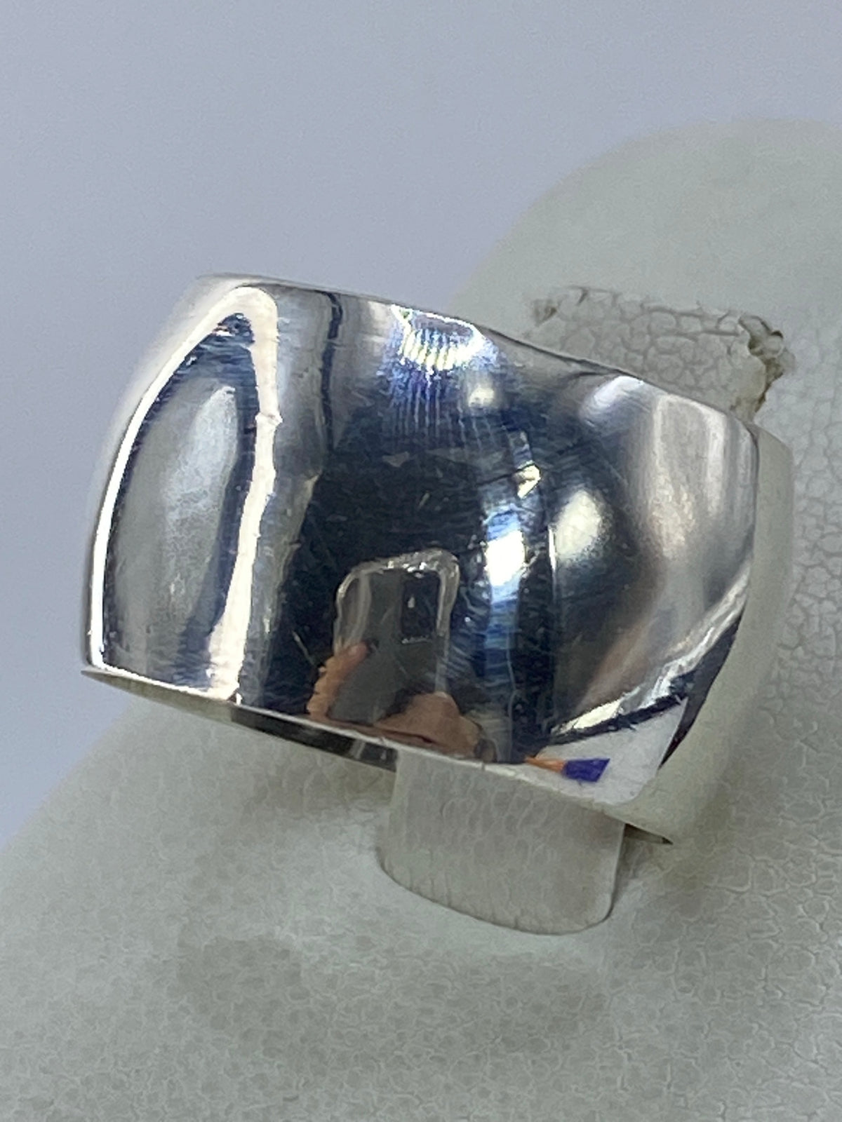 Detalle lateral del anillo de banda mostrando la profundidad y el pulido