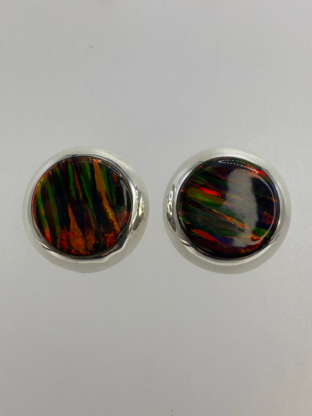 Aretes de plata con ópalo de fuego multicolor en tonos rojo, naranja, verde y amarillo