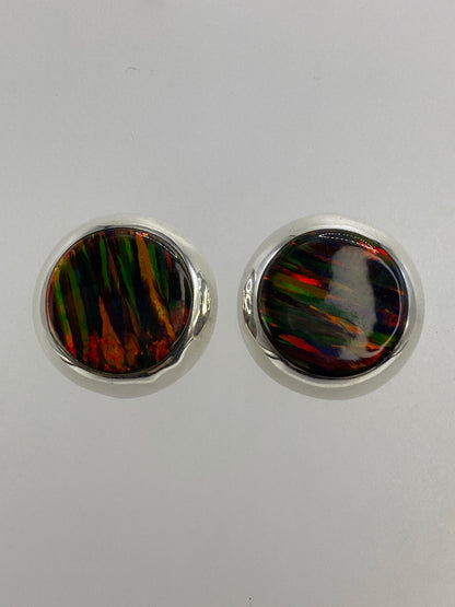 Aretes de plata con ópalo de fuego multicolor en tonos rojo, naranja, verde y amarillo