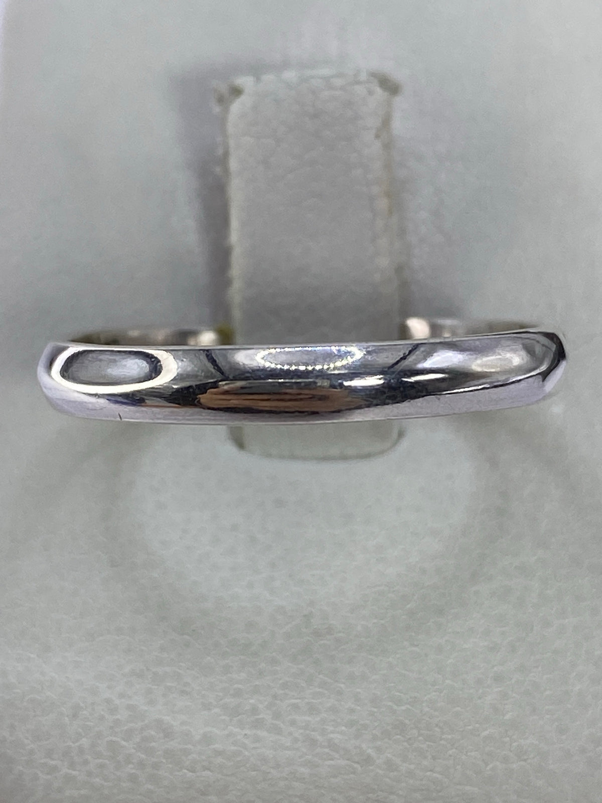 Anillo de plata 925 liso minimalista en vista frontal sobre fondo blanco