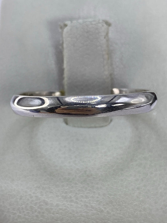 Anillo de plata 925 liso minimalista en vista frontal sobre fondo blanco