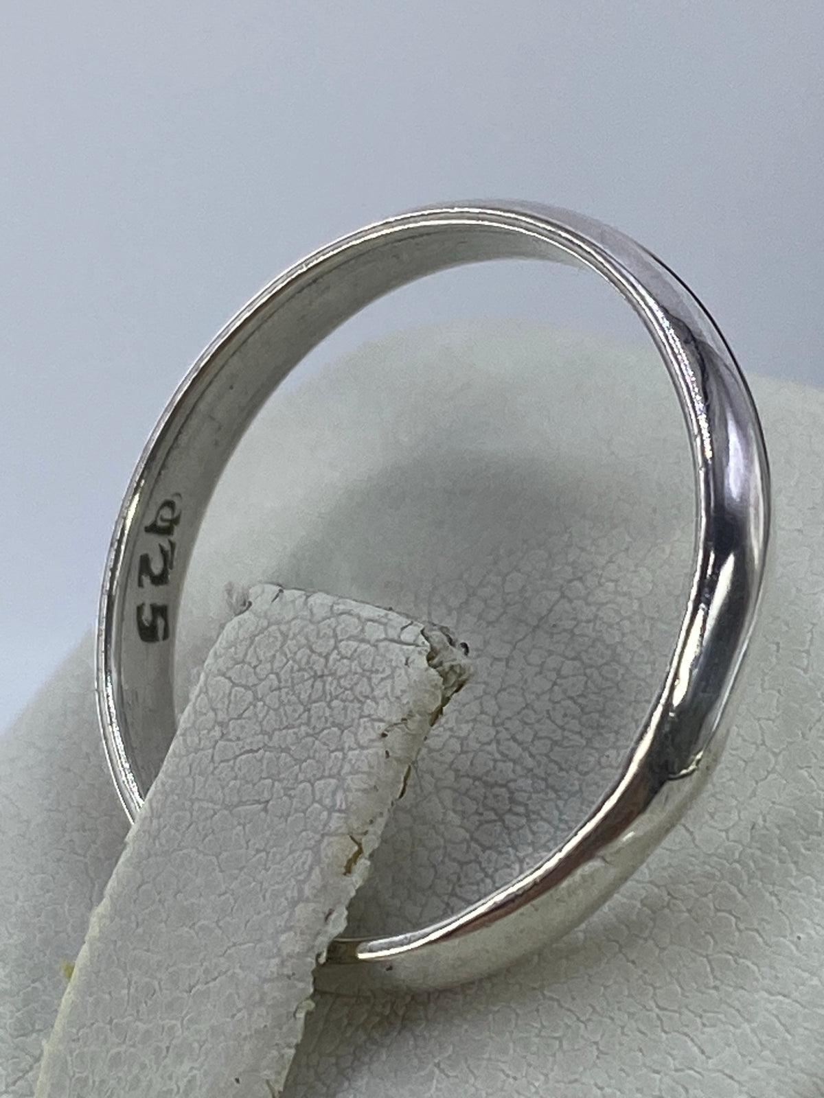 Anillo puesto en dedo mostrando cómo se ve en uso diario