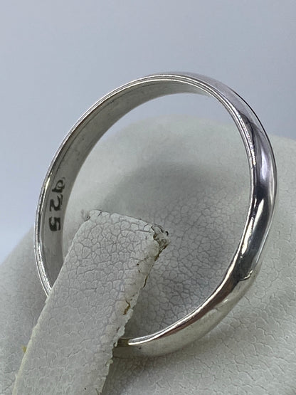 Anillo puesto en dedo mostrando cómo se ve en uso diario