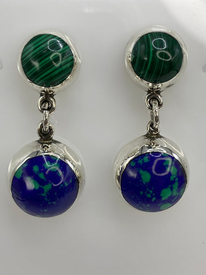 Par de aretes de plata con malaquita verde, 4.2 cm de largo, frente a frente