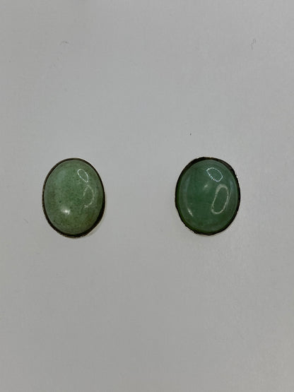 Aretes de plata 950 con lapislázuli verde sobre fondo azul, mostrando el tamaño compacto