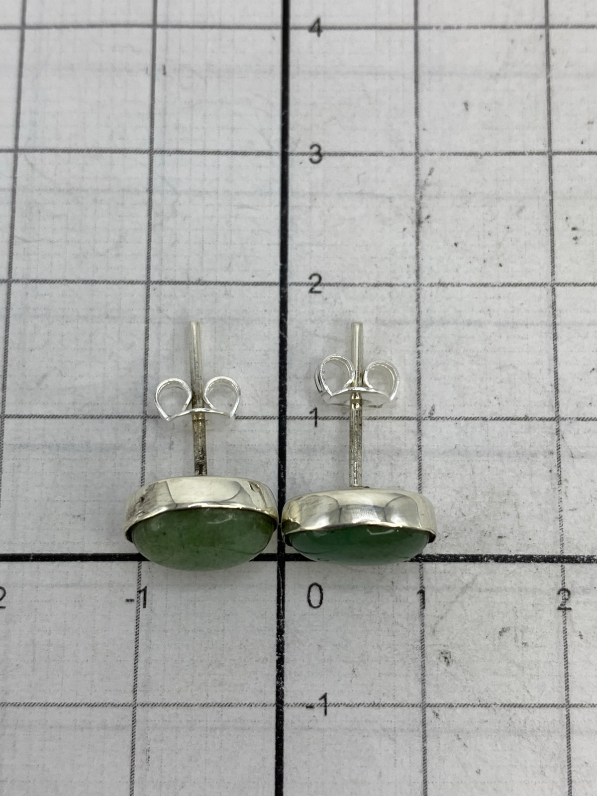 Aretes sobre peso de laboratorio mostrando los 2.05 g del par con Quinto 950 grabado