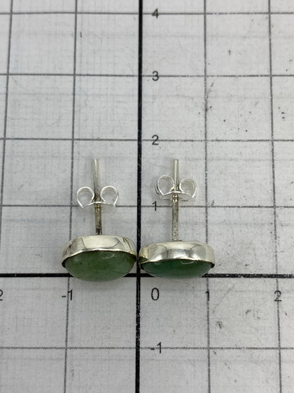 Aretes sobre peso de laboratorio mostrando los 2.05 g del par con Quinto 950 grabado