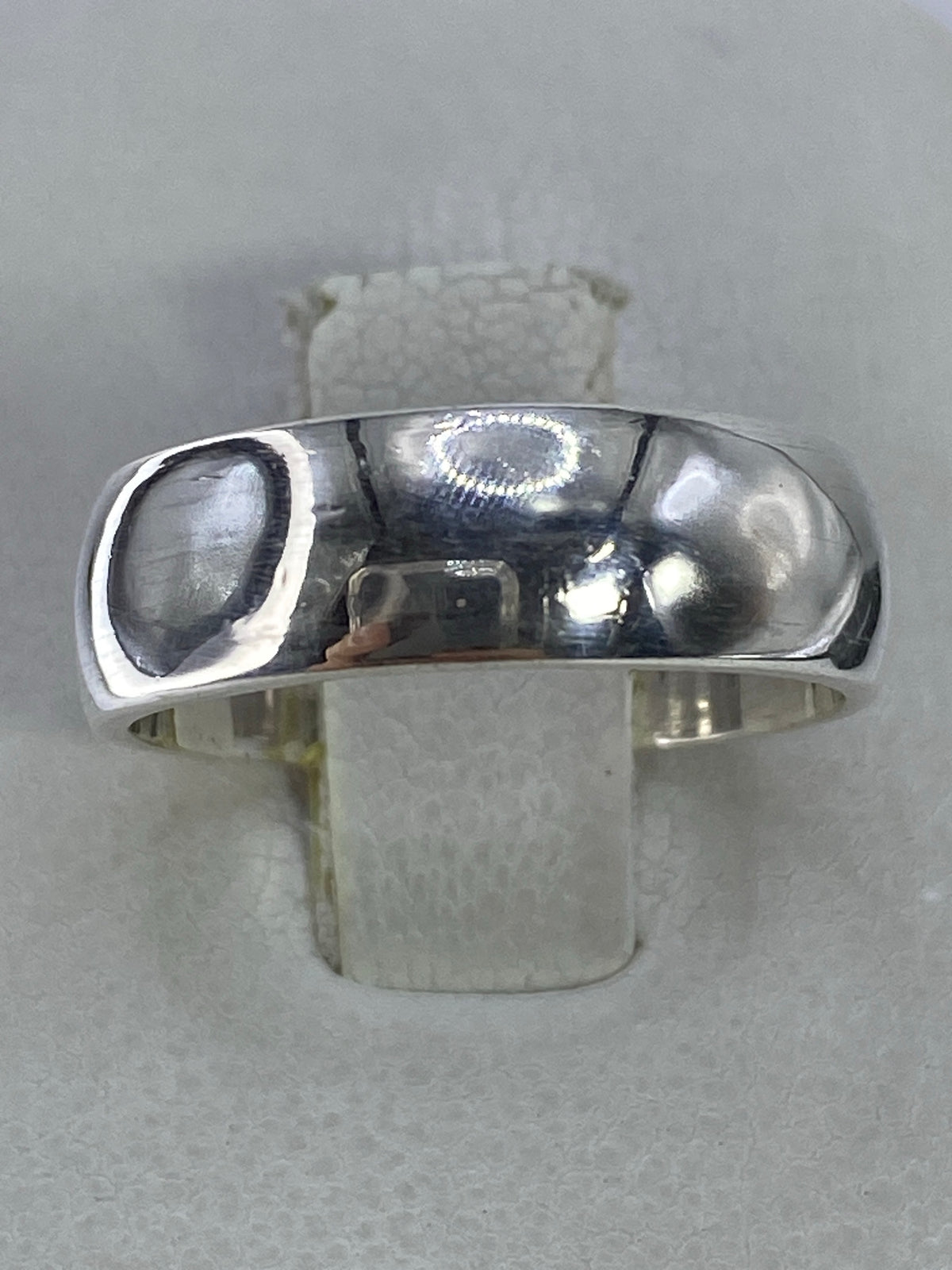 Anillo de plata 925 pulida, diseño solitario limpio en la mano