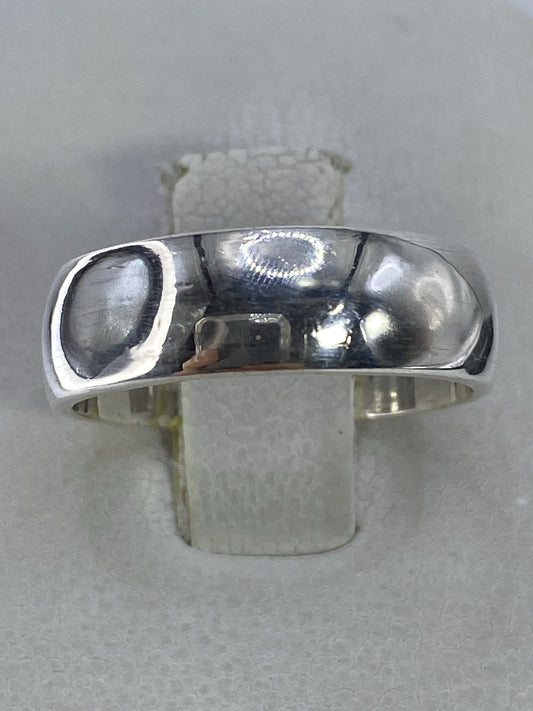 Anillo de plata 925 pulida, diseño solitario limpio en la mano