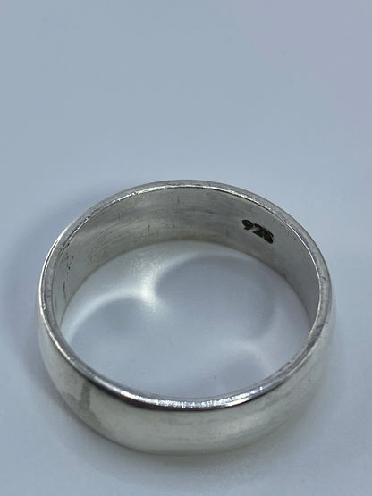 Anillo sobre fondo blanco, perfil completo del diseño unisex
