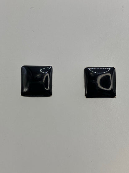 Par de aretes de plata 950 con ónix negro cuadrado sobre fondo blanco