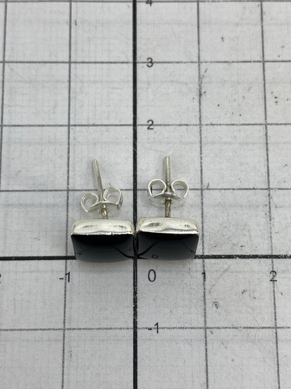 Aretes colocados en la mano mostrando su tamaño minimalista y peso ligero