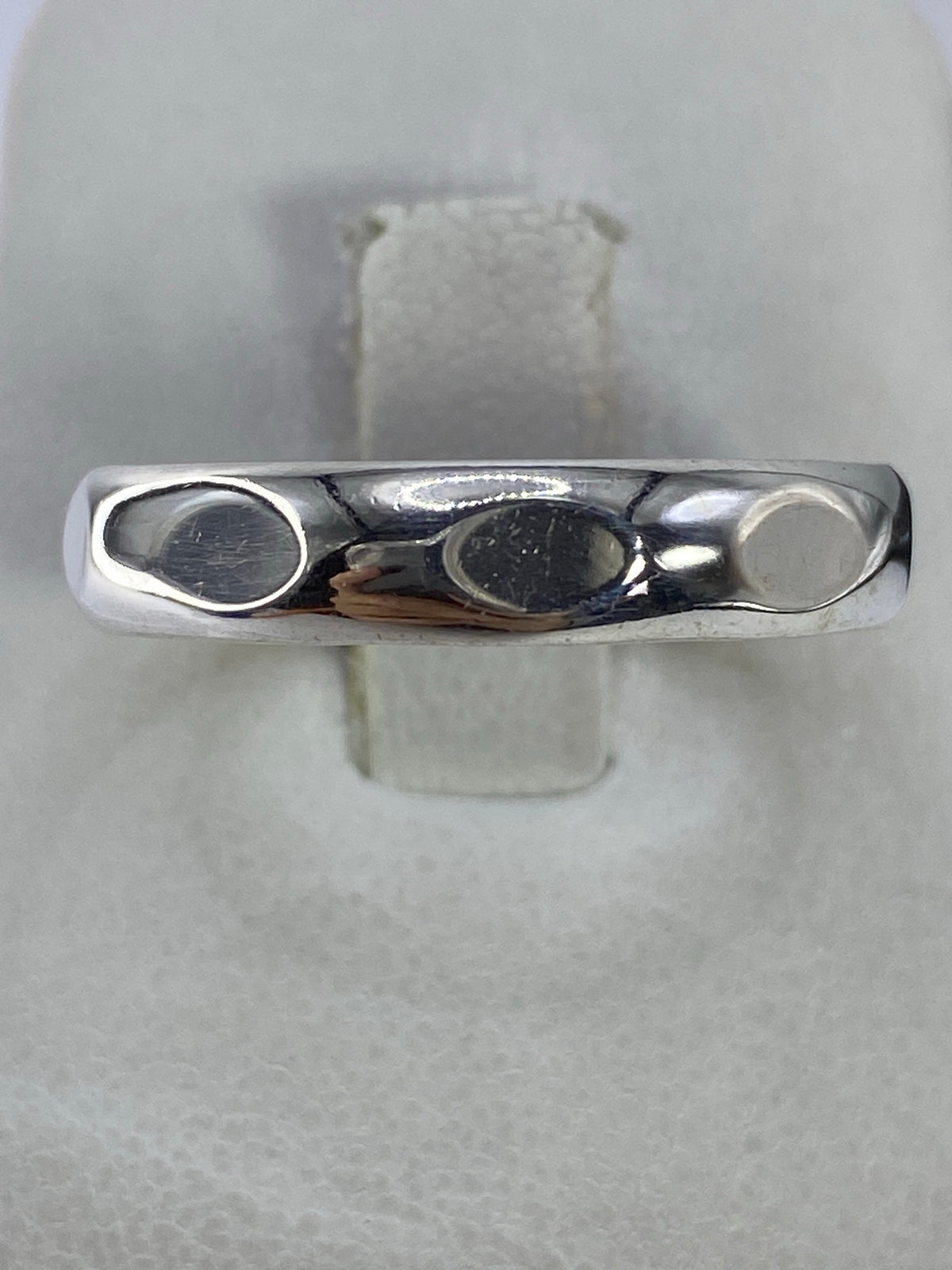 Anillo de plata 925 de banda pulida visto desde arriba