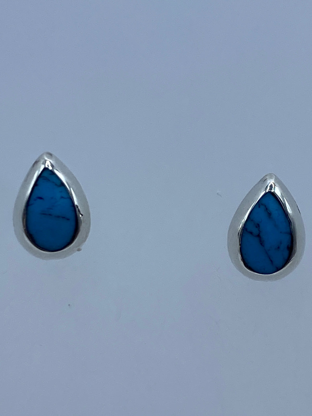 Par de aretes de plata 925 con turquesa azul cielo, minimalistas de 1 cm, sobre fondo blanco