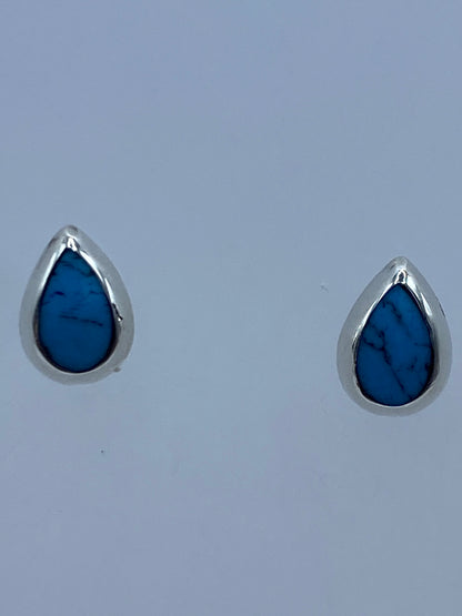 Par de aretes de plata 925 con turquesa azul cielo, minimalistas de 1 cm, sobre fondo blanco