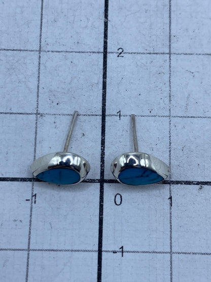 Reverso de los aretes mostrando el engaste a mano y la plata auténtica