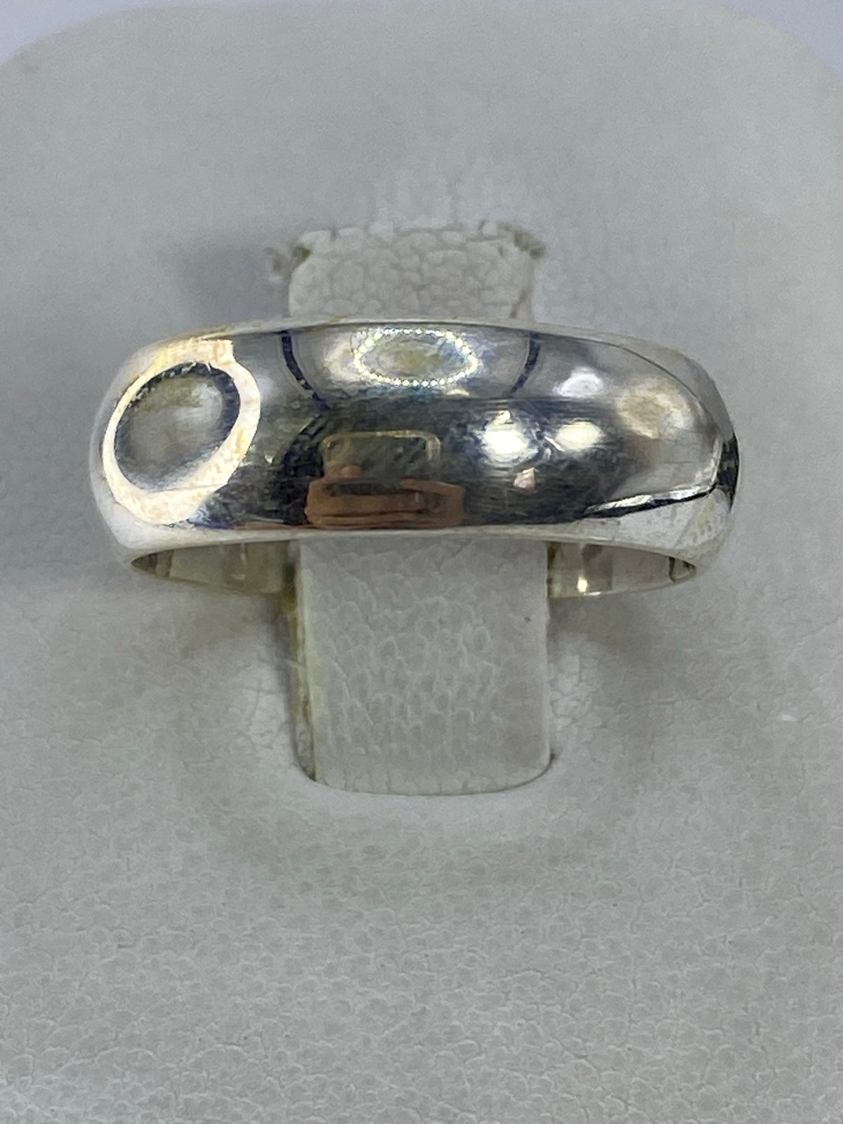 Anillo de plata 925 liso y pulido en la mano, mostrando el acabado espejo