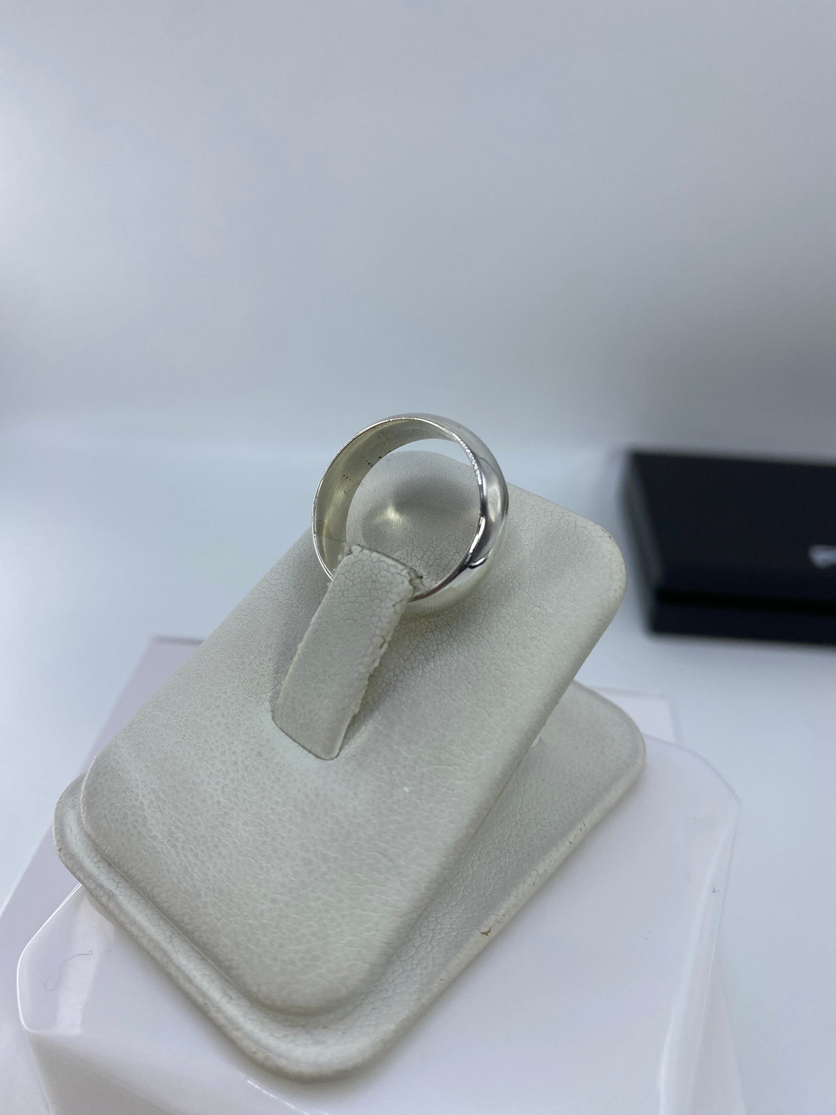 Anillo sobre fondo blanco, perfil lateral mostrando el grosor regular