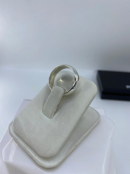 Anillo sobre fondo blanco, perfil lateral mostrando el grosor regular