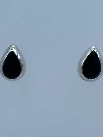 Aretes de plata con ónix negro en escala de medida, mostrando tamaño real de 1.1 cm