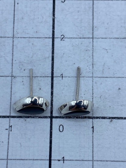 Reverso de los aretes de plata 925 con ónix, visible el cierre de tuerca y Quinto