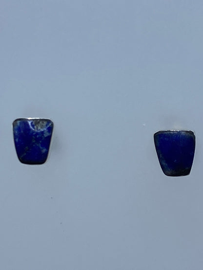 Par de aretes de plata con lapislázuli azul engastados a mano