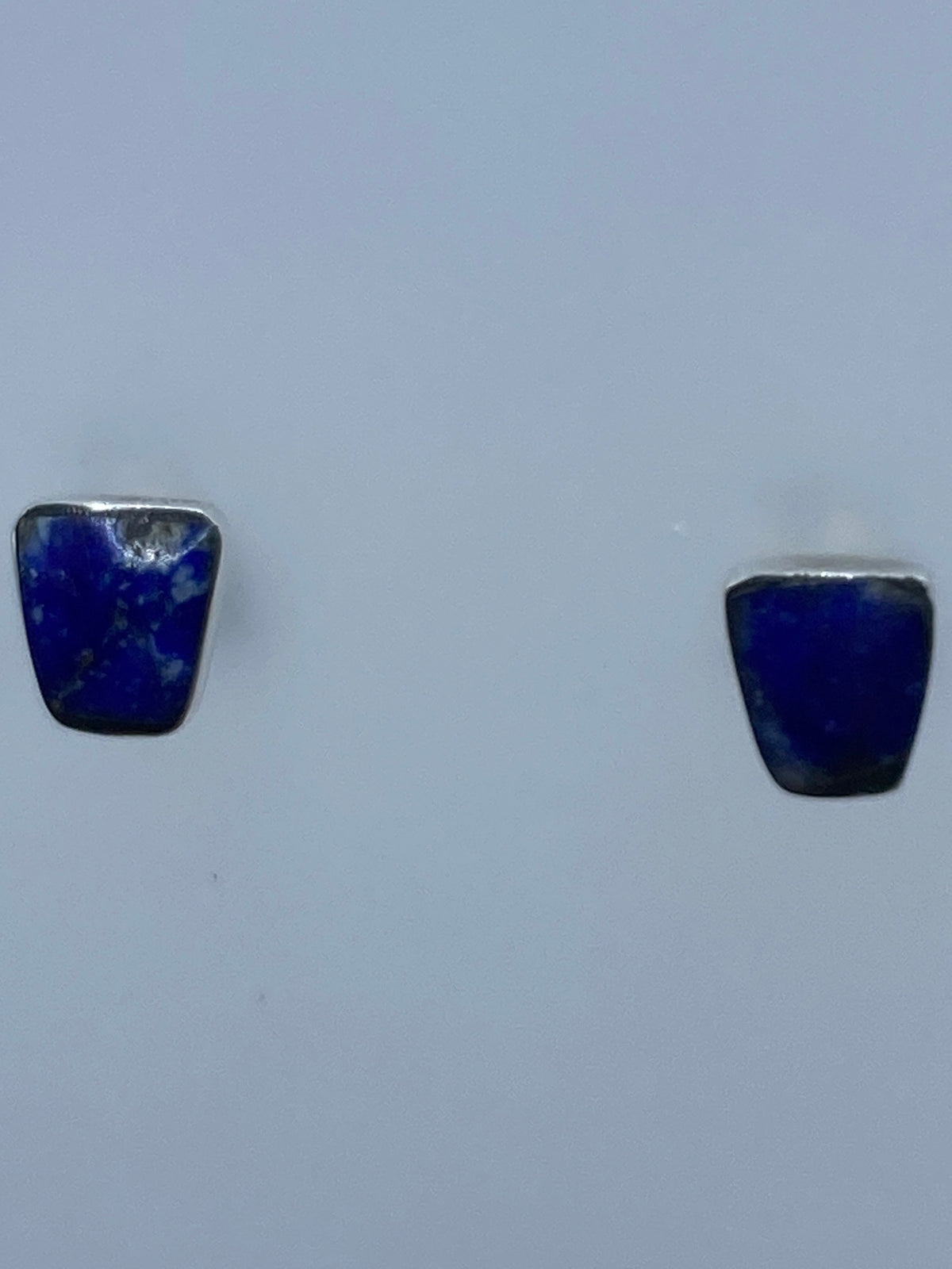 Detalle frontal de los aretes mostrando el lapislázuli azul intenso