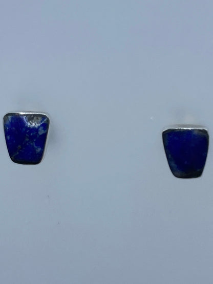 Detalle frontal de los aretes mostrando el lapislázuli azul intenso