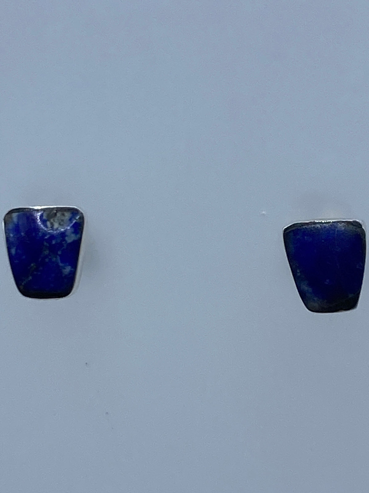 Vista lateral del arete sobre la balanza, mostrando el tamaño delicado