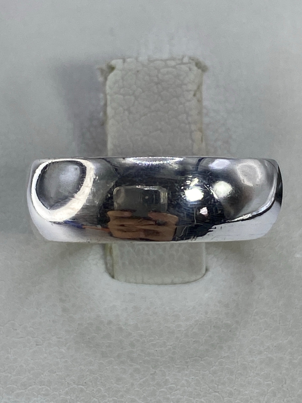Anillo de plata 925 banda lisa pulida en dedo