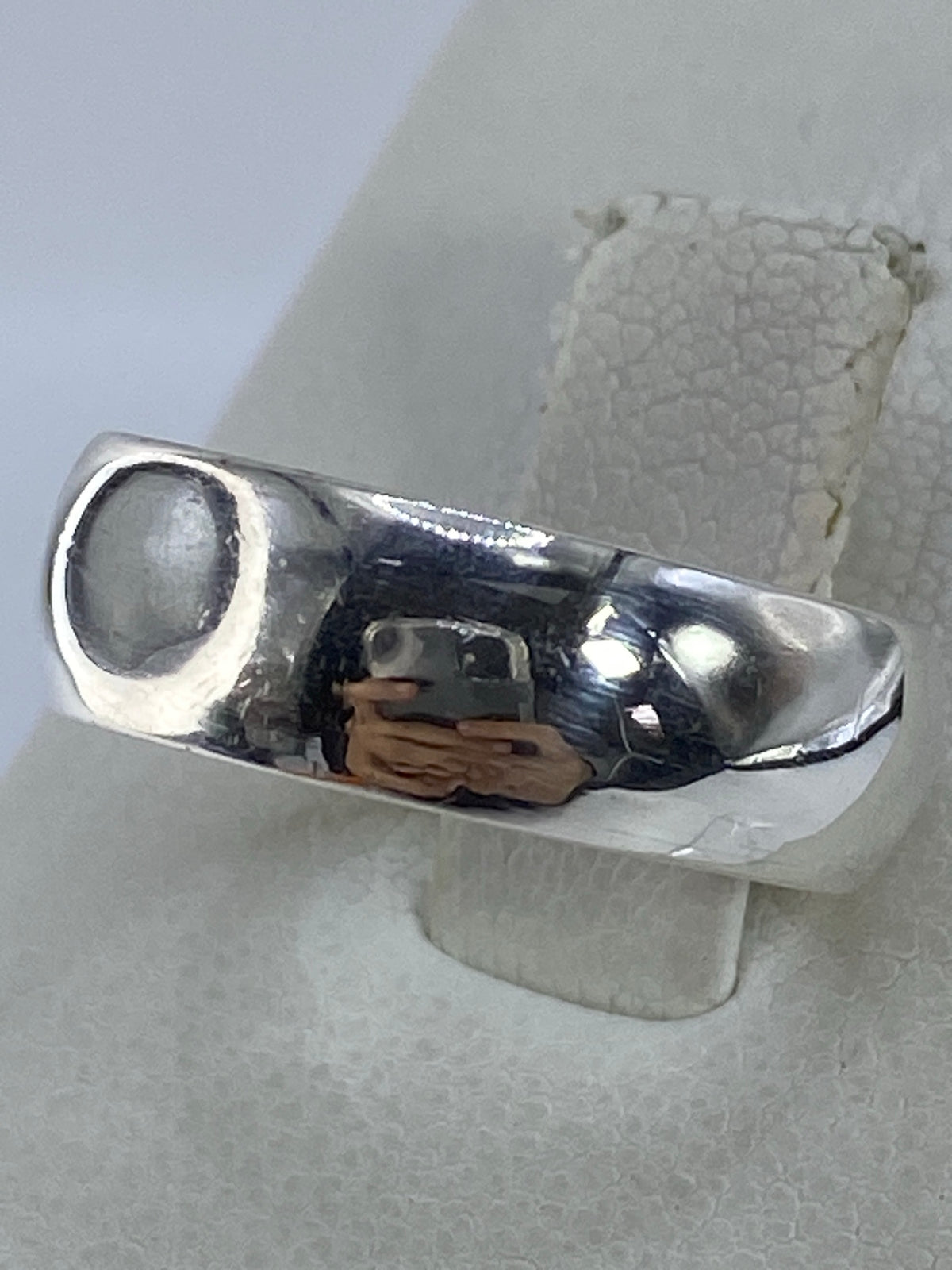 Vista frontal del anillo de banda de plata brillante