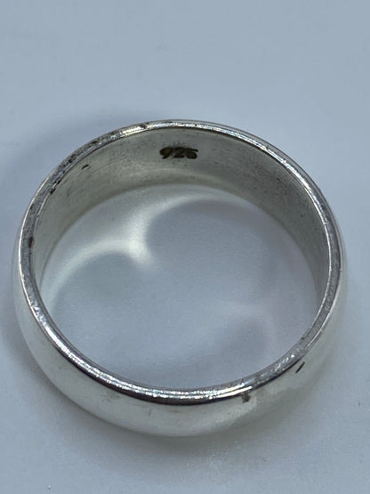 Anillo sobre fondo blanco con pulido espejo