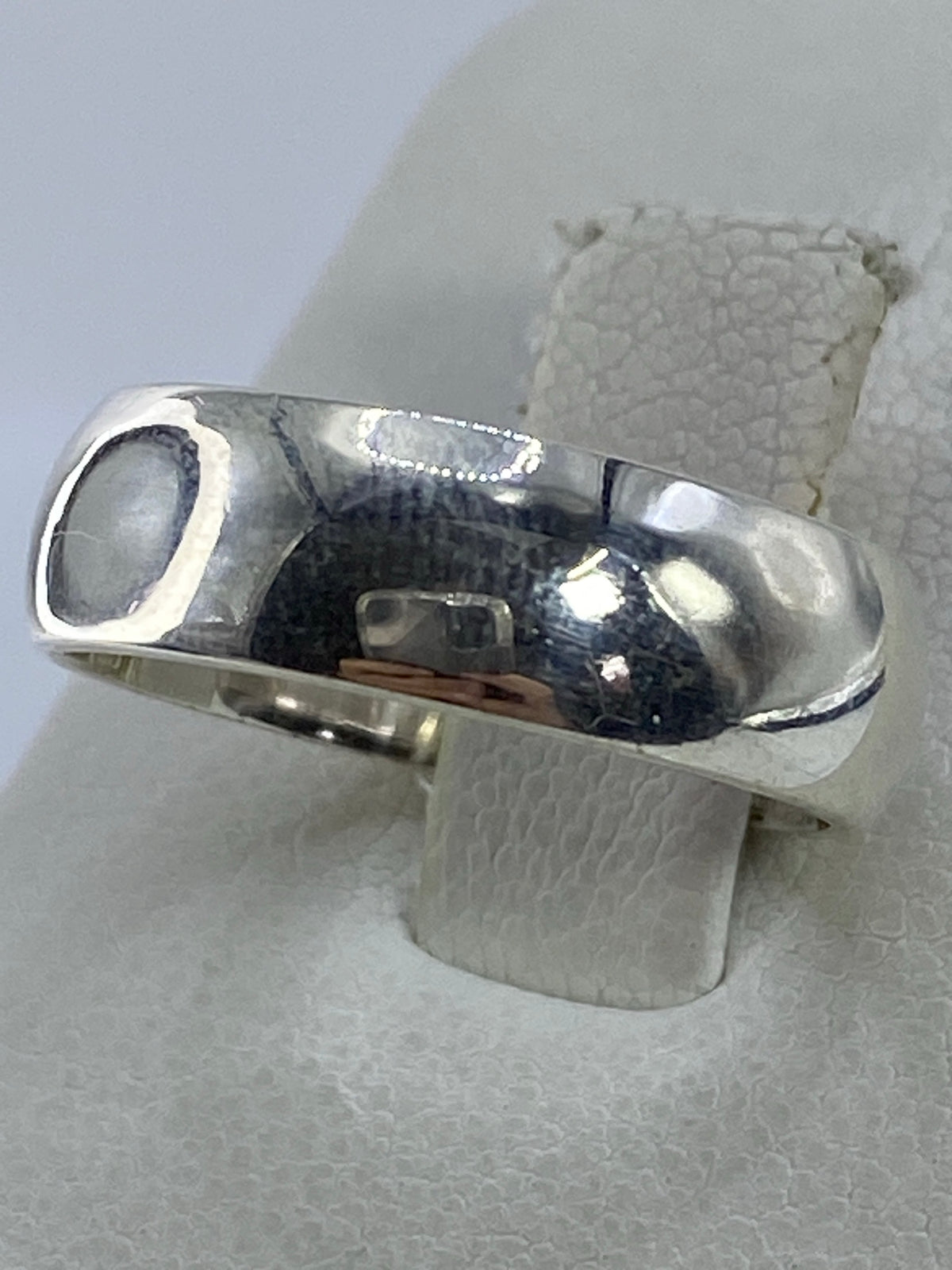 Vista frontal del anillo de plata con acabado espejo