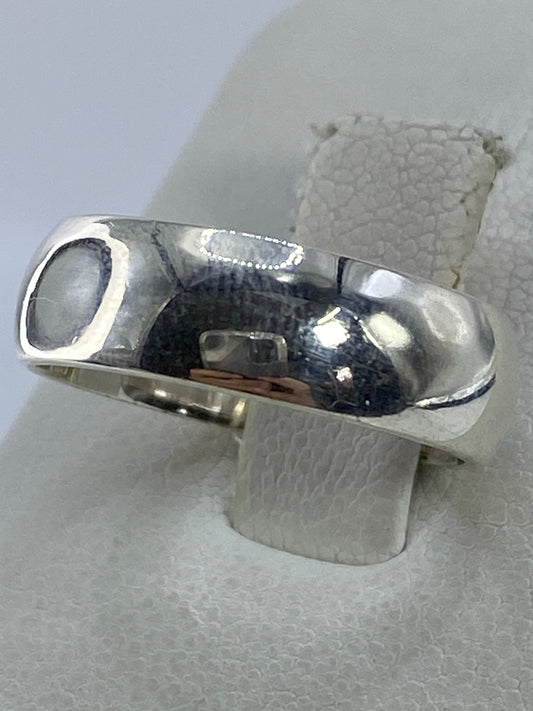 Vista frontal del anillo de plata con acabado espejo