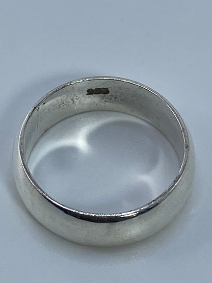 Anillo de plata puro sobre fondo blanco resaltando su brillo