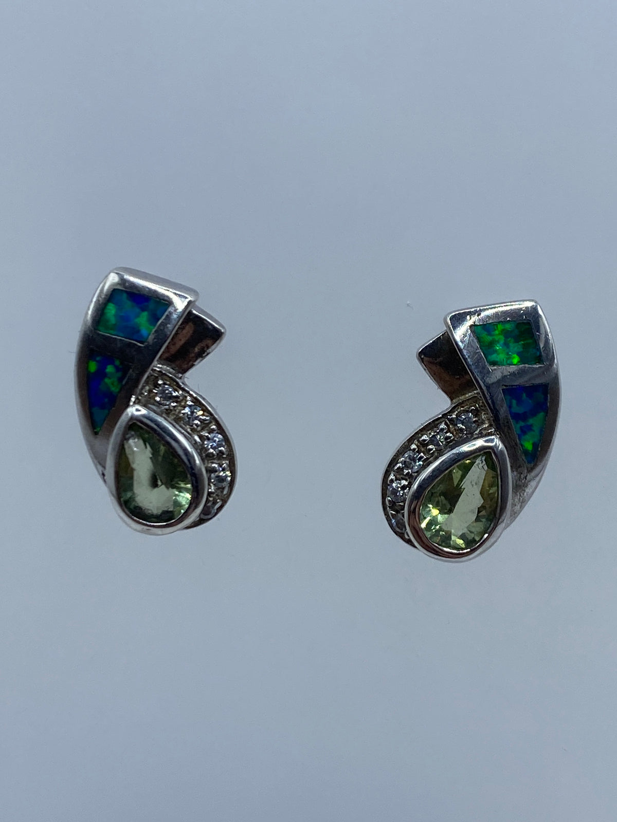 Par de aretes de plata 925 con ópalo de fuego azul, engastados a mano
